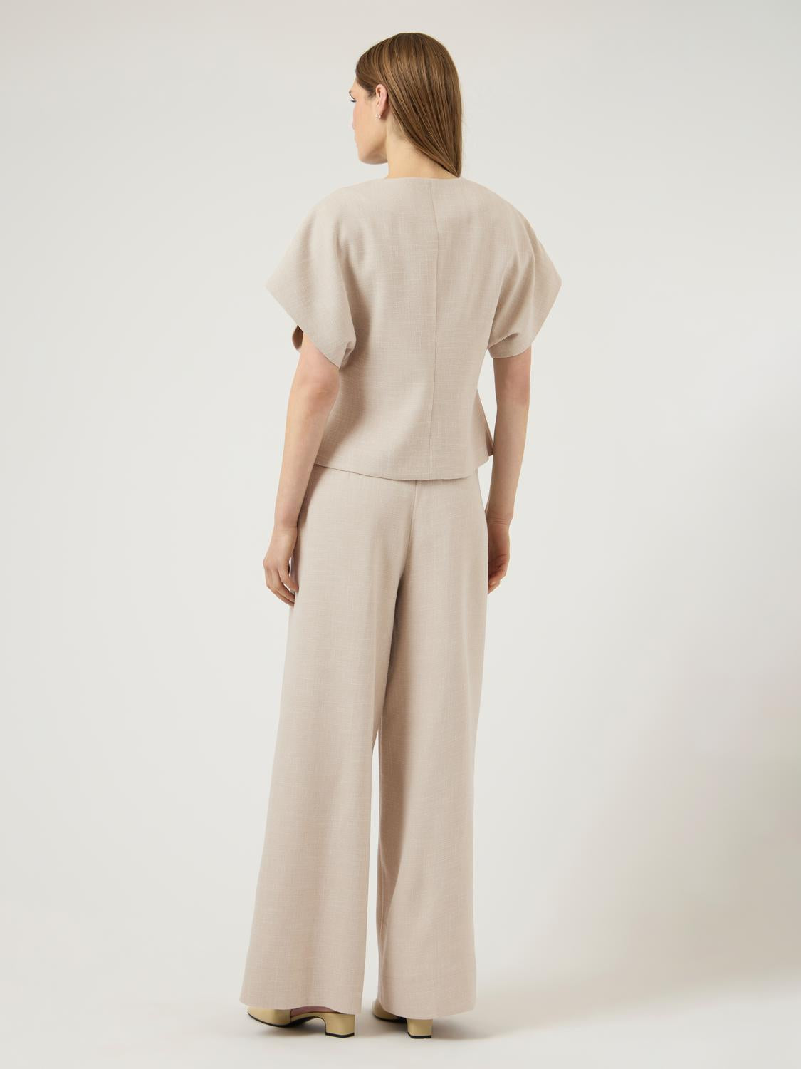 model_shot-back